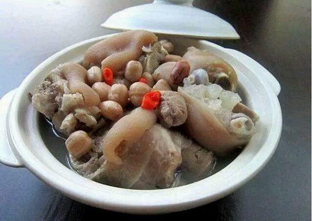 食材:猪脚、花生米 醋 姜 八角 料酒 白糖 食盐 1、猪蹄洗净斩块,花生用清水渗入,老姜洗净拍扁备用。 2、锅内加水烧开,放入猪蹄焯掉落血水,捞起用冷水冲刷一遍。 3、将猪蹄、花生放入高压锅中,倒入适当适当清水、食盐。 4、放入姜、八角、、料酒,炖煮15分钟便可。