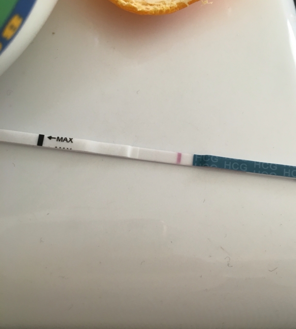 刚刚买了个早早孕试纸,回来测一下好像有水印了,姐妹们看看是不是