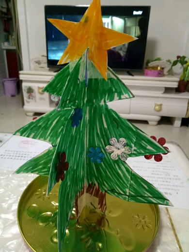 下午从外面回来后儿子一直嚷着要个圣诞树,我就亲手做了个纸板圣诞树