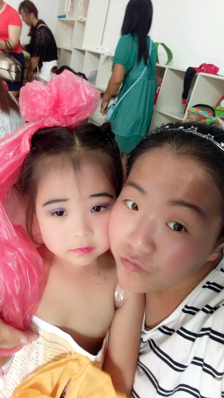 幼儿园做的环保时装秀,这大裙子很仙啊,就是老师这化妆