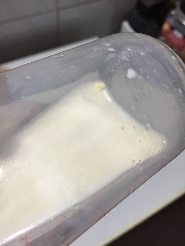 奶粉,惠氏启赋,看看冲出的奶液,是不是出问题了