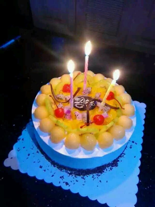 今天生日,妹妹买的蛋糕,老公烧的饭菜,女儿送给我一个香吻[花心]很