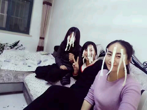 和闺蜜一起打牌了.玩的挺嗨