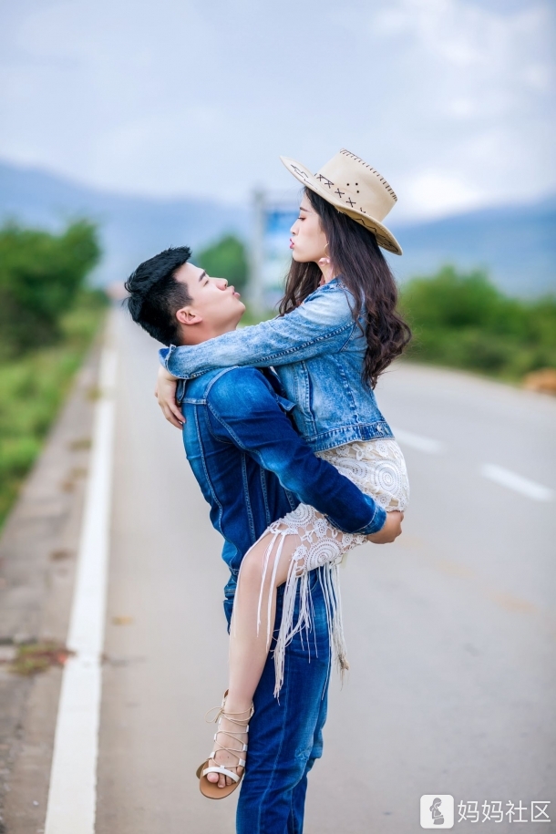 半夜睡不着看手机相册我们的婚纱照 - 女人心情