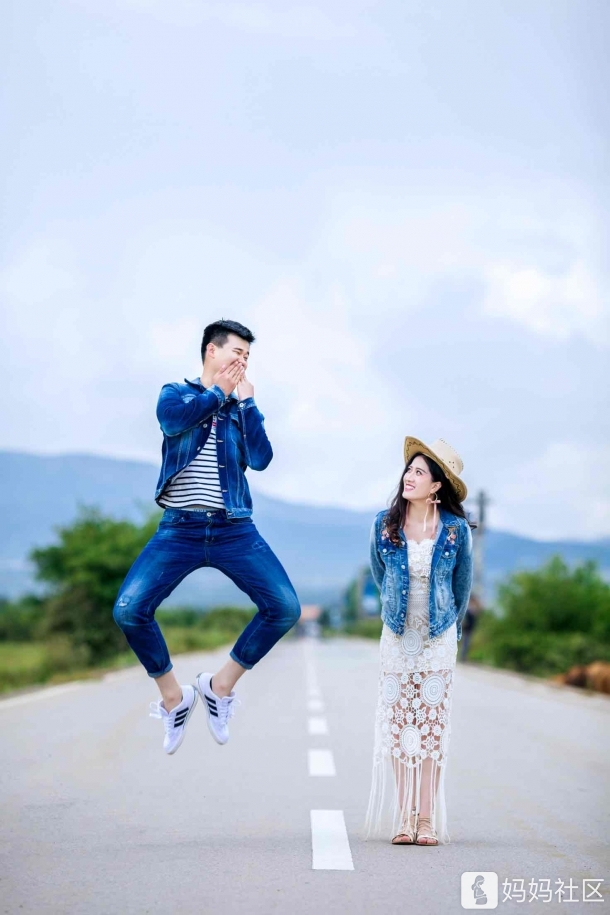 半夜睡不着看手机相册我们的婚纱照 - 女人心情