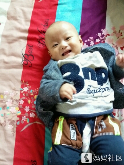 宝宝俩膝盖骨不一样大,小腿有点粗细不一样