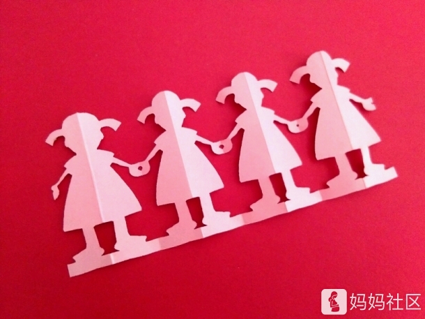 今天用彩纸来剪纸一些小女孩们。用我家大姑娘的话来说,这些小女孩手拉手好朋友,真的好开心呀! 小孩子就是这么容易的开心哦~ 折剪这些手拉手的小女孩们,用的是二方连续的折剪法,前面我也有发帖哦,剪得是其他的,感兴趣可以看看前面的帖子哦~