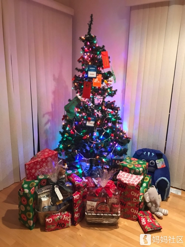 圣诞节孩子们拆礼物拆的都要疯掉了[[emoji:�