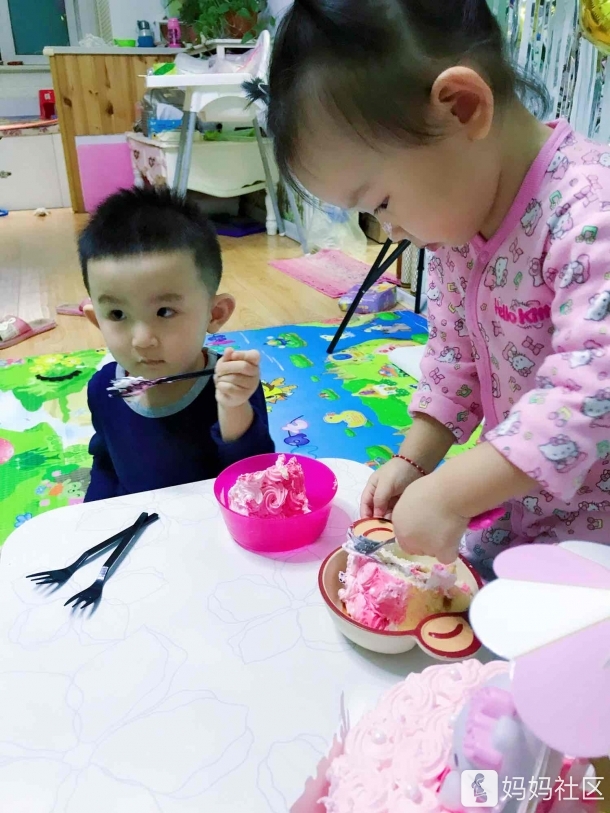 妹妹的生日.花生哥哥和果果哥哥来作陪花生哥是老大哦.差一个月的三兄妹.