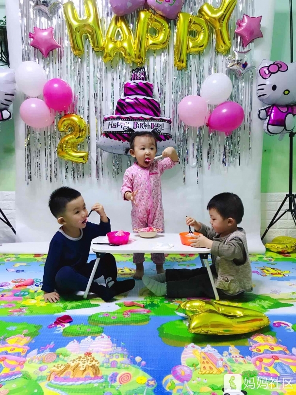 妹妹的生日.花生哥哥和果果哥哥来作陪花生哥是老大哦.差一个月的三兄妹.