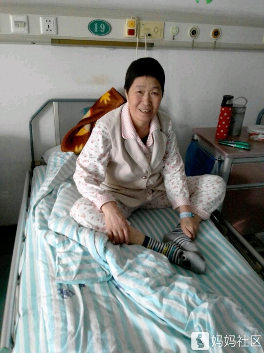 这是去年妈妈住院时爸爸拍的照片,你的笑容永远留在我们心里