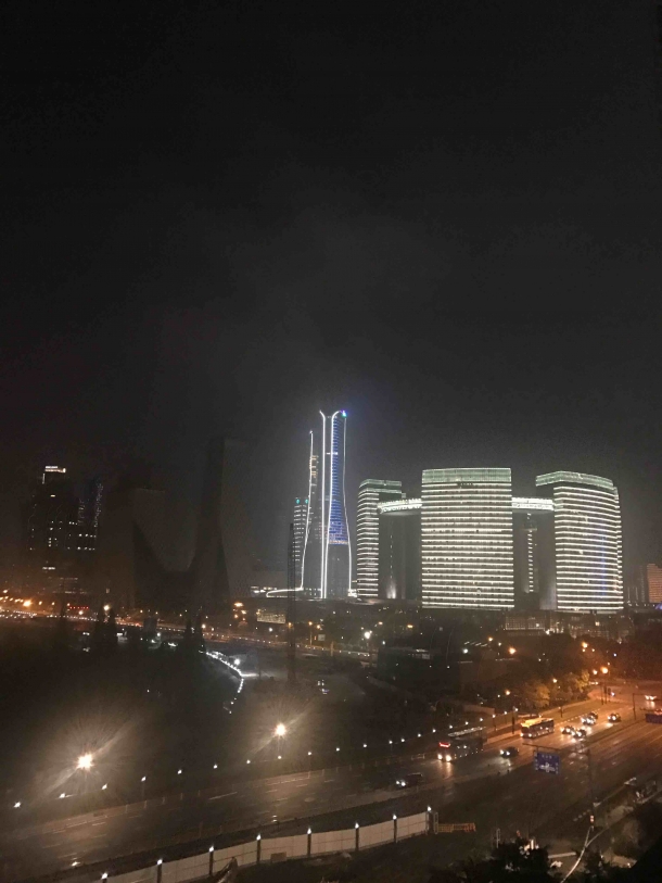 家窗外夜晚的景色