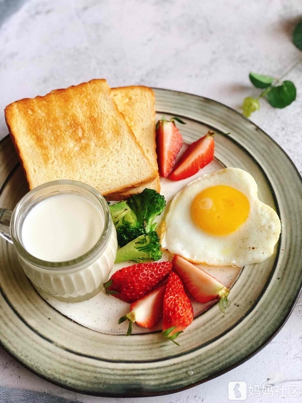 有鸡蛋,面包,牛奶,西兰花和草莓,5分钟搞定美美哒天气早餐!