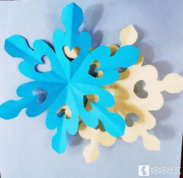 我现在的雪花剪纸教程会一步一步的给大家呈现,不再用拼图了,这样更