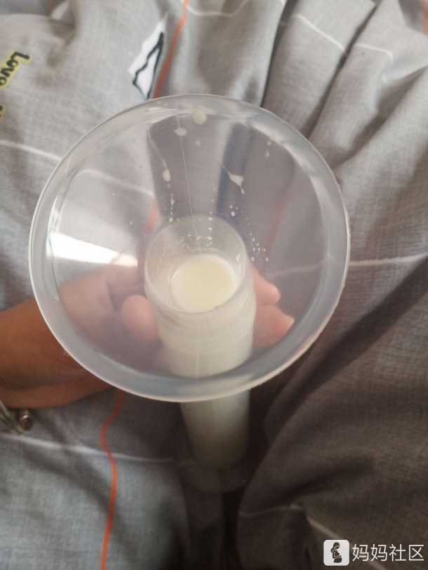 这个是刚刚挤出来的奶,都挤满了,关键一只奶都没挤完,另外一只还涨着