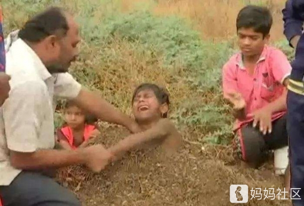 娃被埋在羊粪坑里