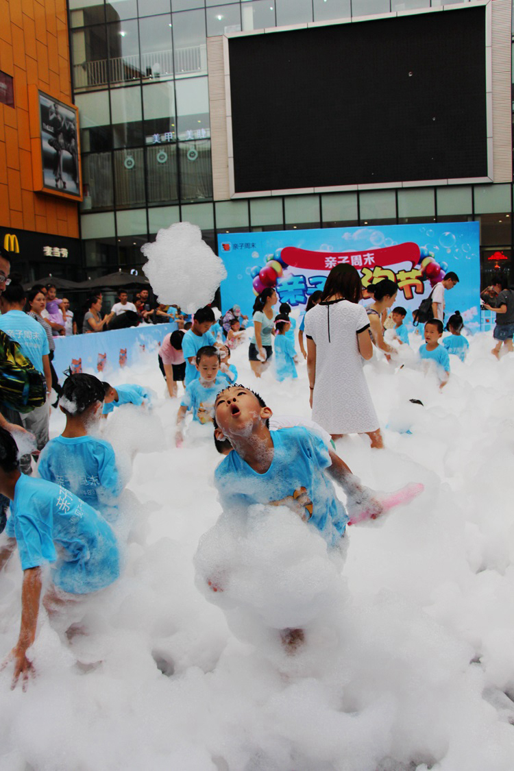 亲子周末泡泡节原汁原味的泡泡派对玩疯狂泡泡水球大战嗨翻一夏