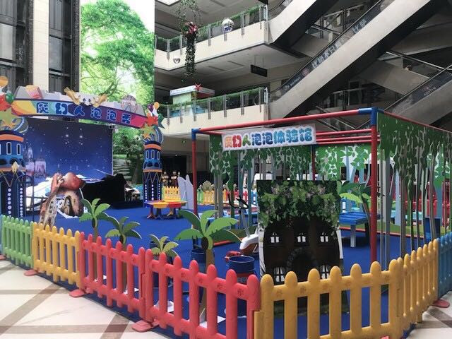 活动当天小丑与孩子零距离接触 04,奇幻泡泡体验馆 天马行空的泡泡