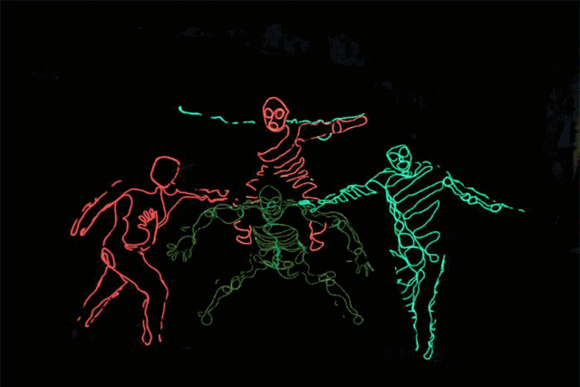 爱的单车,月亮秋千,圣石跷跷板…… 往前走还有电光舞,激光舞和喷火