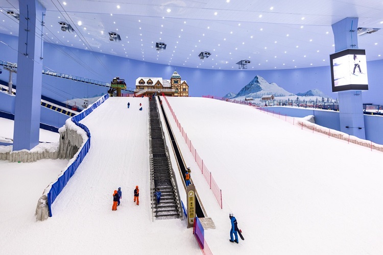 【滑雪新地标】广州融创雪世界,华南最大室内滑雪场,体验冰雪的盛大